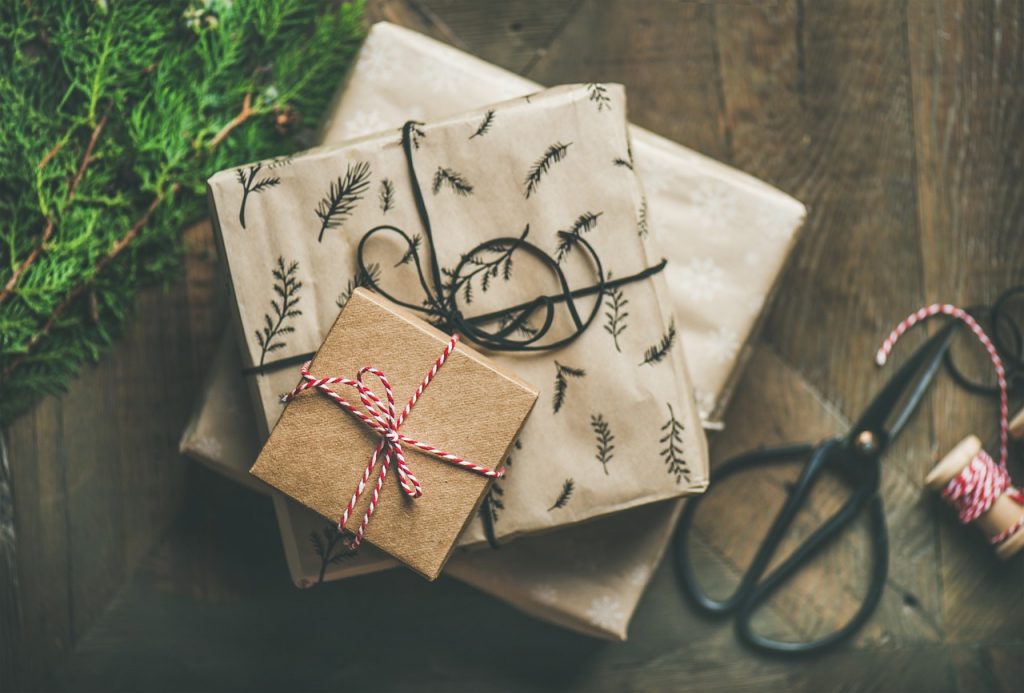 Christmas - zwyczaj obdarowywania się prezentami.